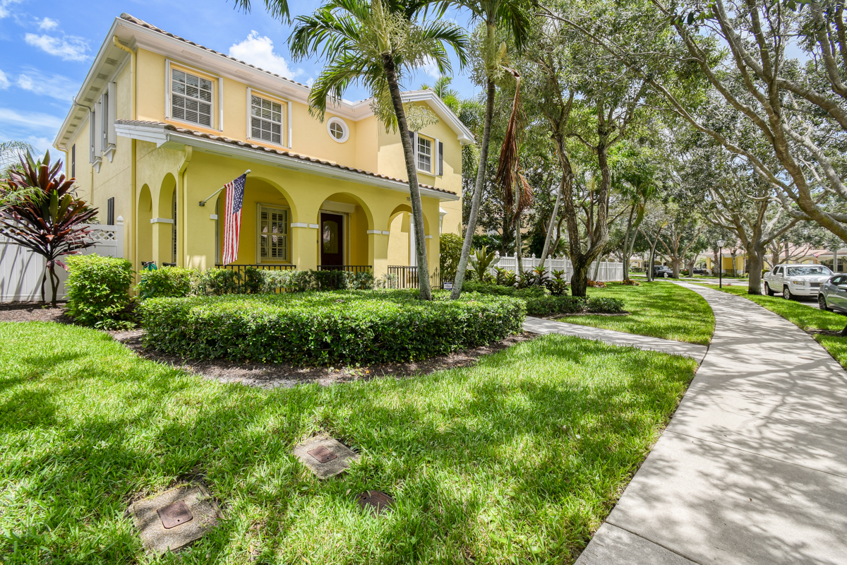 gated condos in Jupiter Island FL